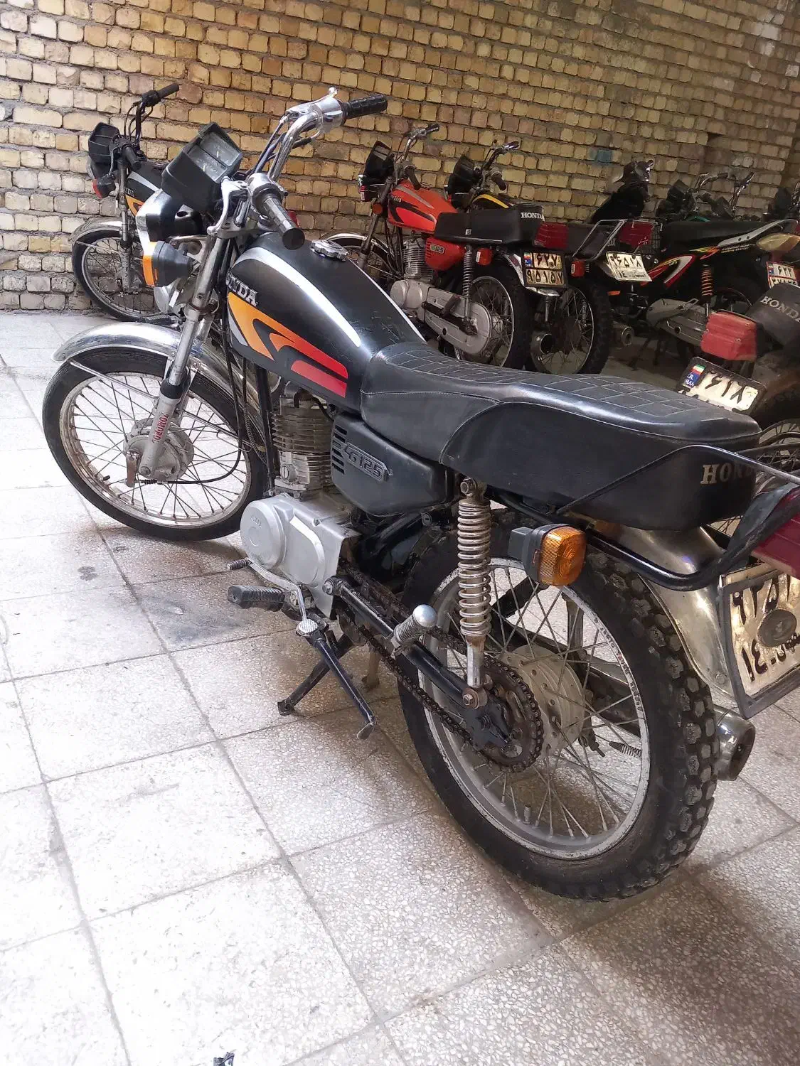 ۸۷سنددار|موتورسیکلت|کاشان, کارگر|دیوار