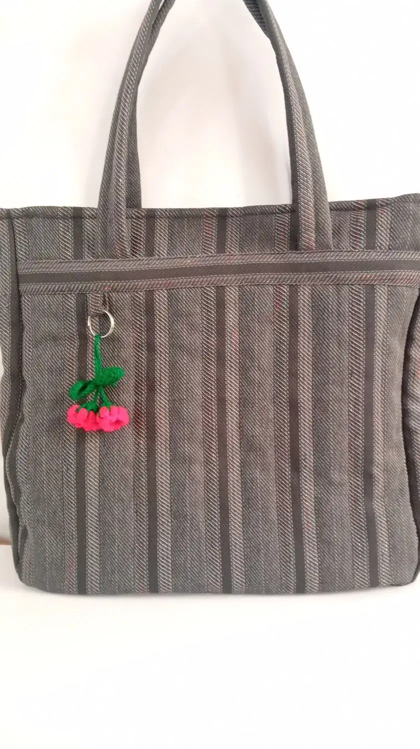 ساک.|کیف، کفش، کمربند|کاشان, فین کوچک|دیوار