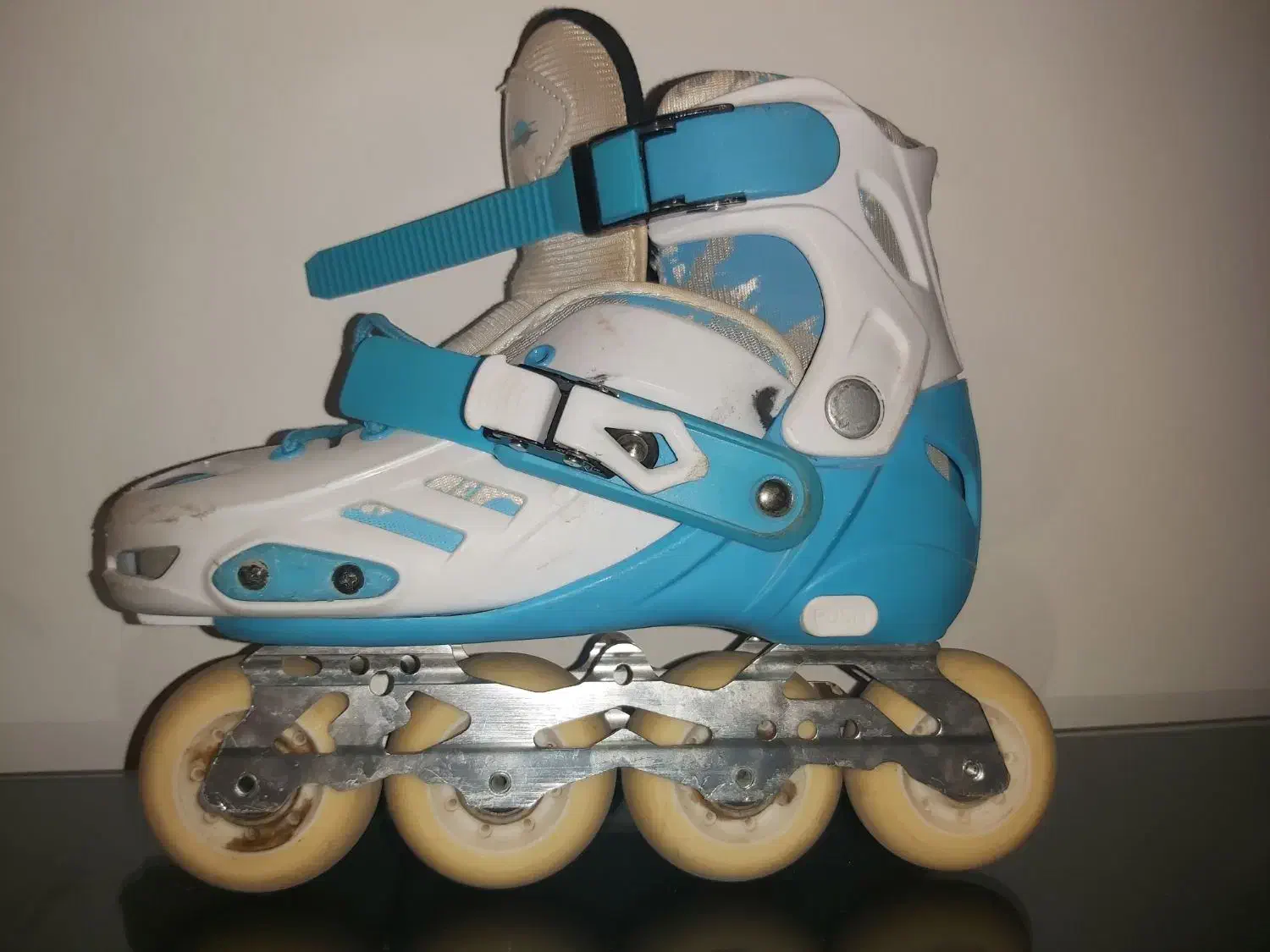 کفش اسکیت با تمامی لوازمش سالم ودر حد نو|دوچرخه، اسکیت، اسکوتر|کیش, |دیوار