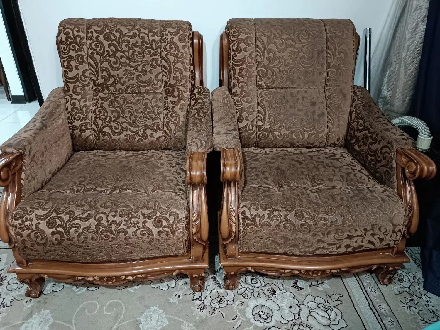 دو عدد مبل تک نفره به همراه میز وسط|مبلمان خانگی و میز عسلی|شیراز, شهرک ایثار|دیوار