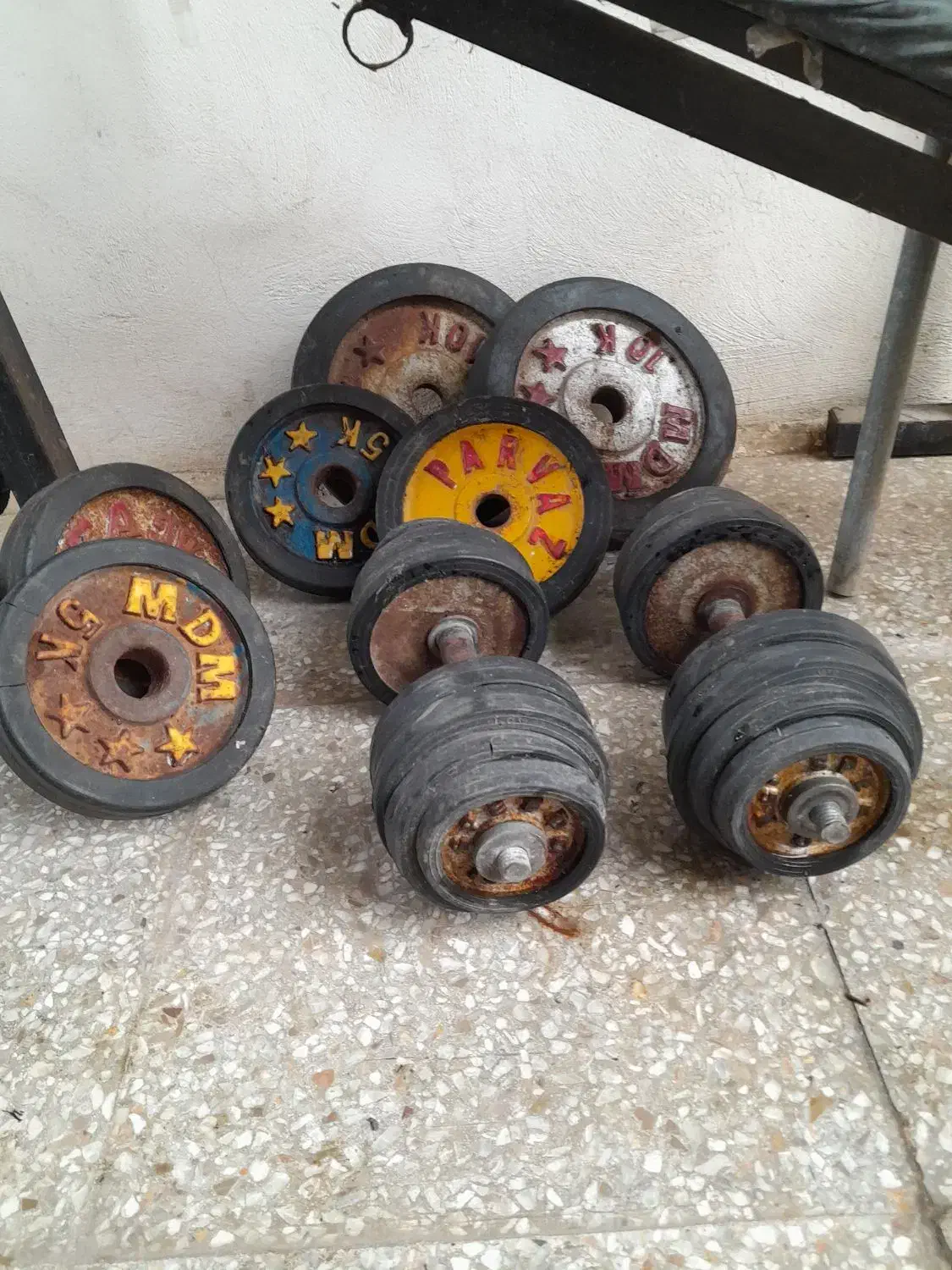 دو عدد دمبل وتعدادی وزنه هالتر.|تجهیزات ورزشی|علیآباد کتول, |دیوار