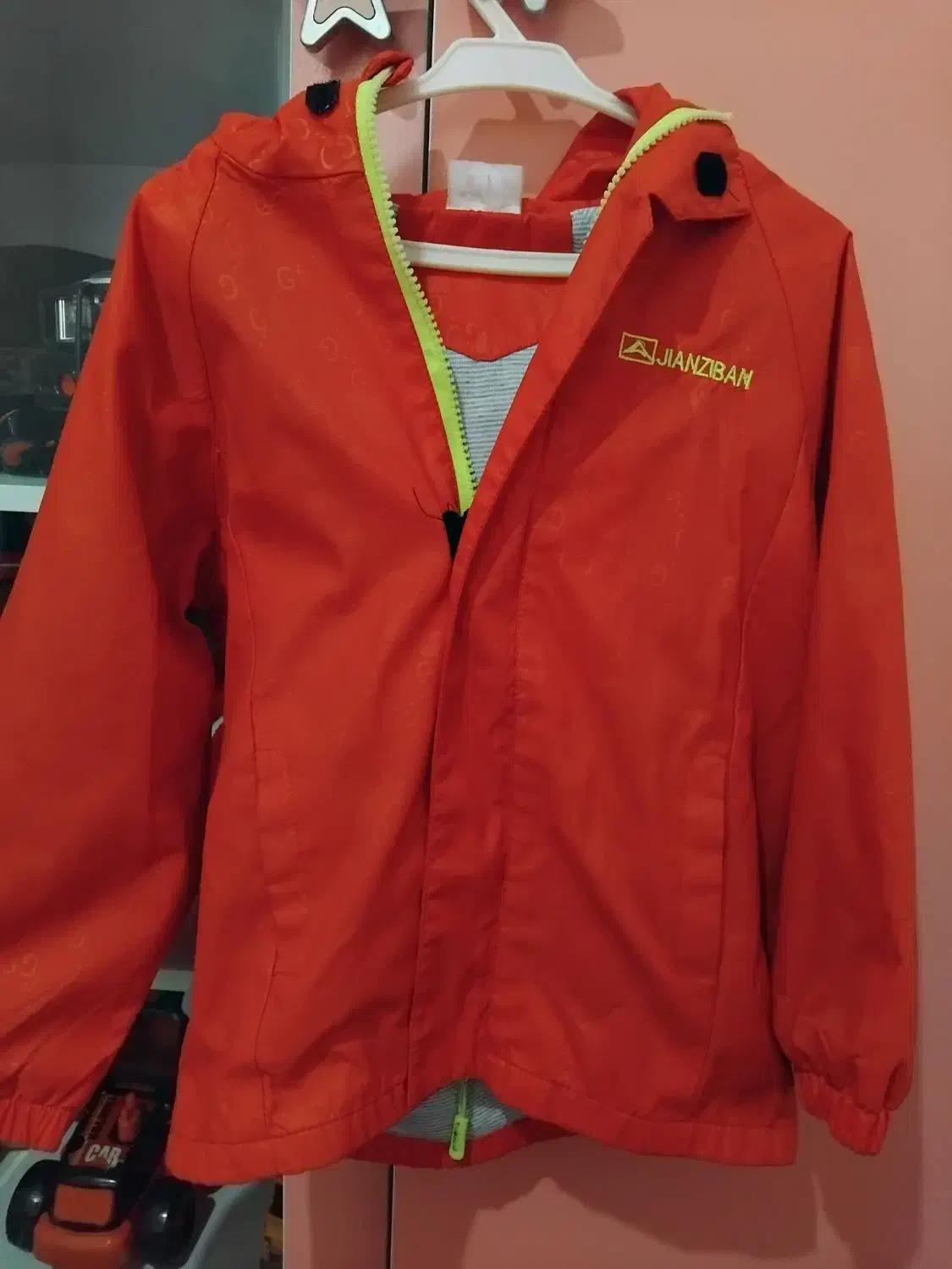 بارانی پسرانی کاملا نو، و تعدادی لباس|لباس|شوط, |دیوار