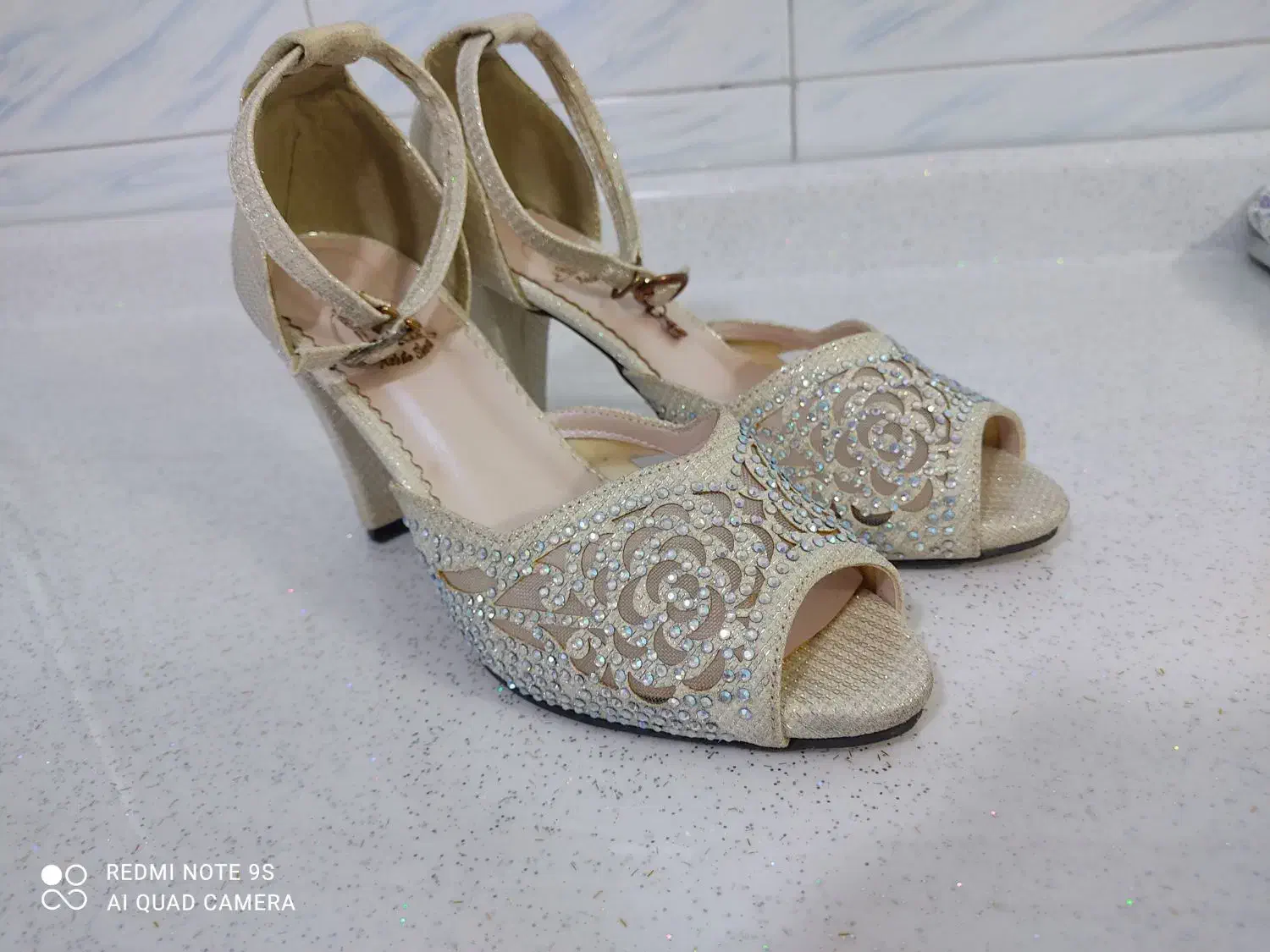 کفش سفید نگین دار اورجینال فقط یک بار استفاده شده|کیف، کفش، کمربند|شاهو, |دیوار
