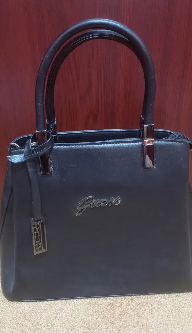 تعدادی کیف وساک|کیف، کفش، کمربند|رشت, ترمینال|دیوار