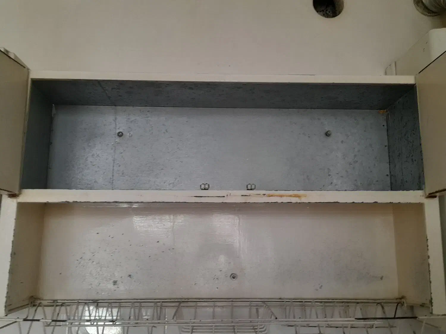 آبچکان|آب‌چکان و نظم‌دهنده ظروف|آبیک, |دیوار