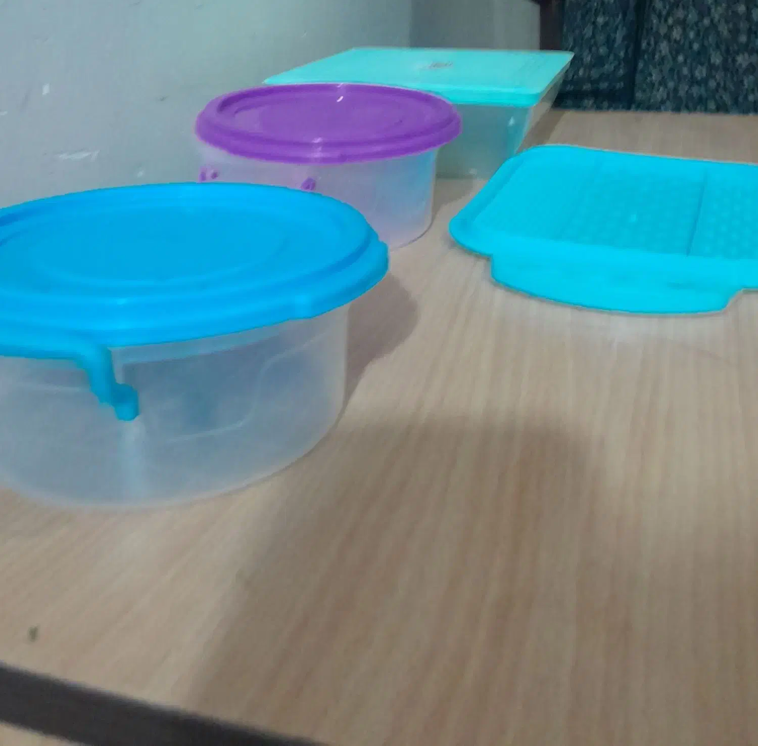 تعدادی ظرف|ظروف نگهدارنده، پلاستیکی، یک‌بارمصرف|زنجان, |دیوار