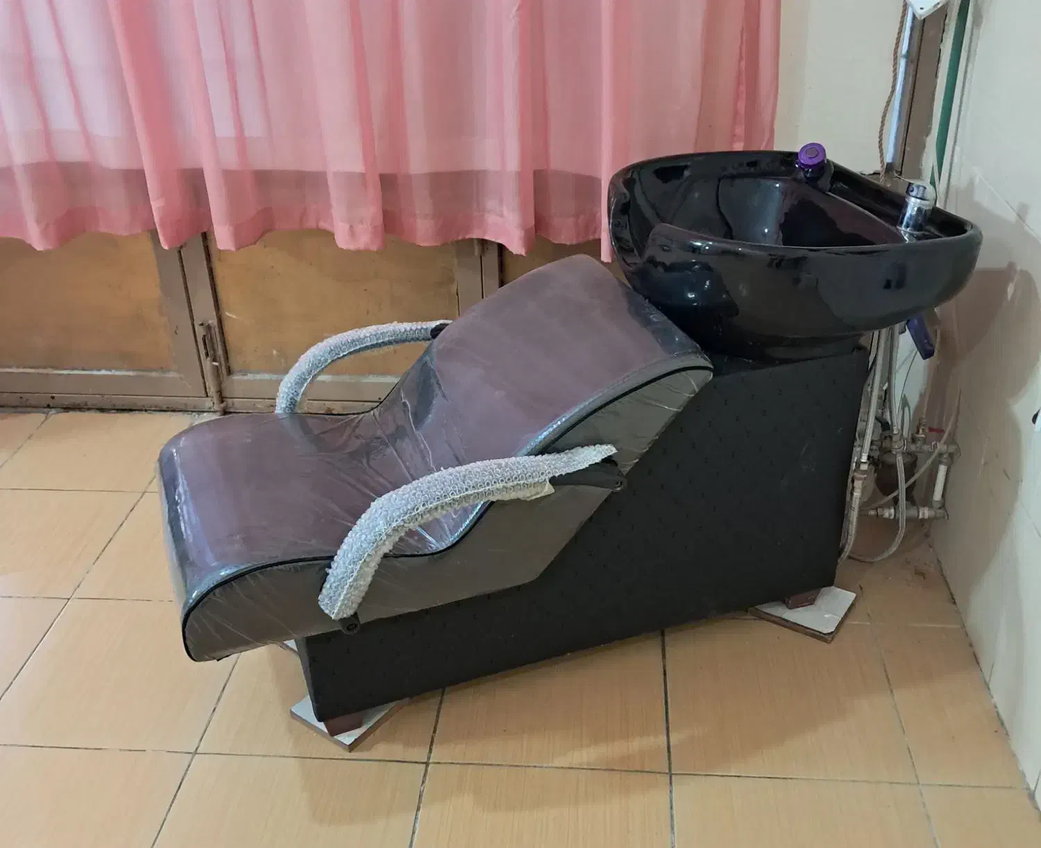 سرشور آرایشگاه وصندلی اصلاح و آیینه با عسلی|آرایشگاه و سالنهای زیبایی|ایلام, |دیوار