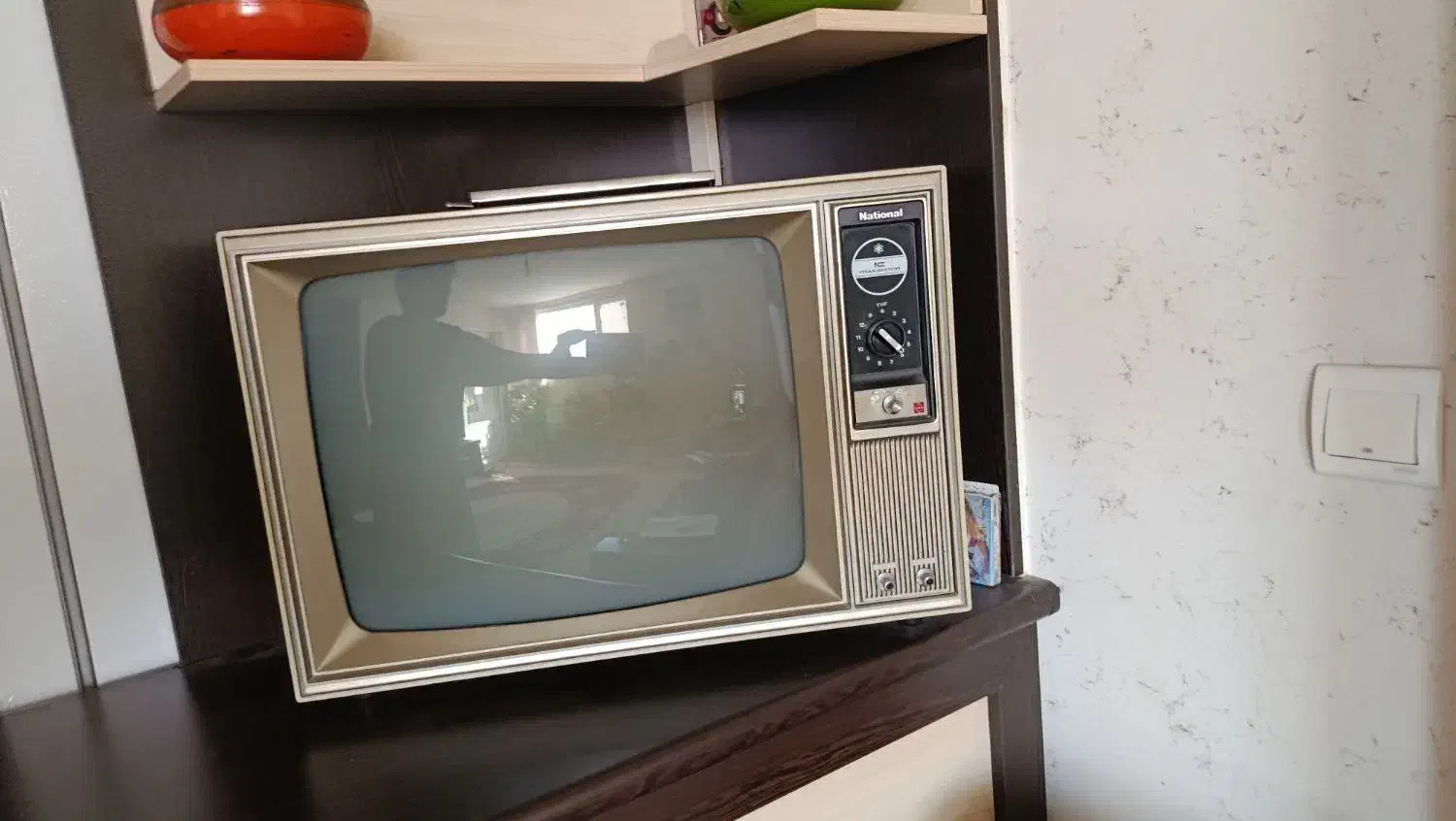 تلویزیون قدیمی ناسیونال|تلویزیون و پروژکتور|صدرا-فارس, فاز ۱|دیوار