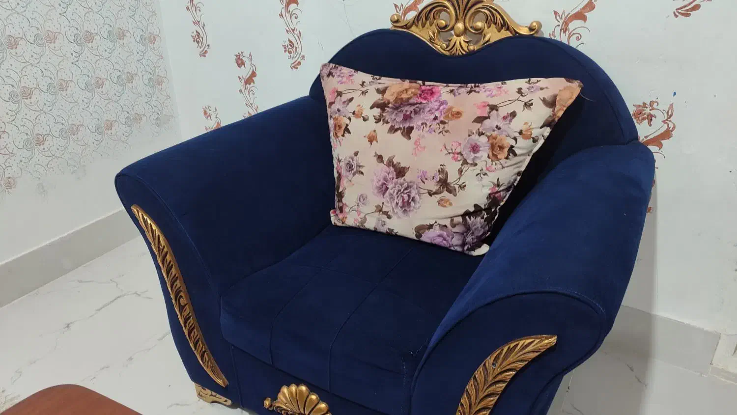 مبل|مبلمان خانگی و میز عسلی|قم, قلعه عموحسین|دیوار