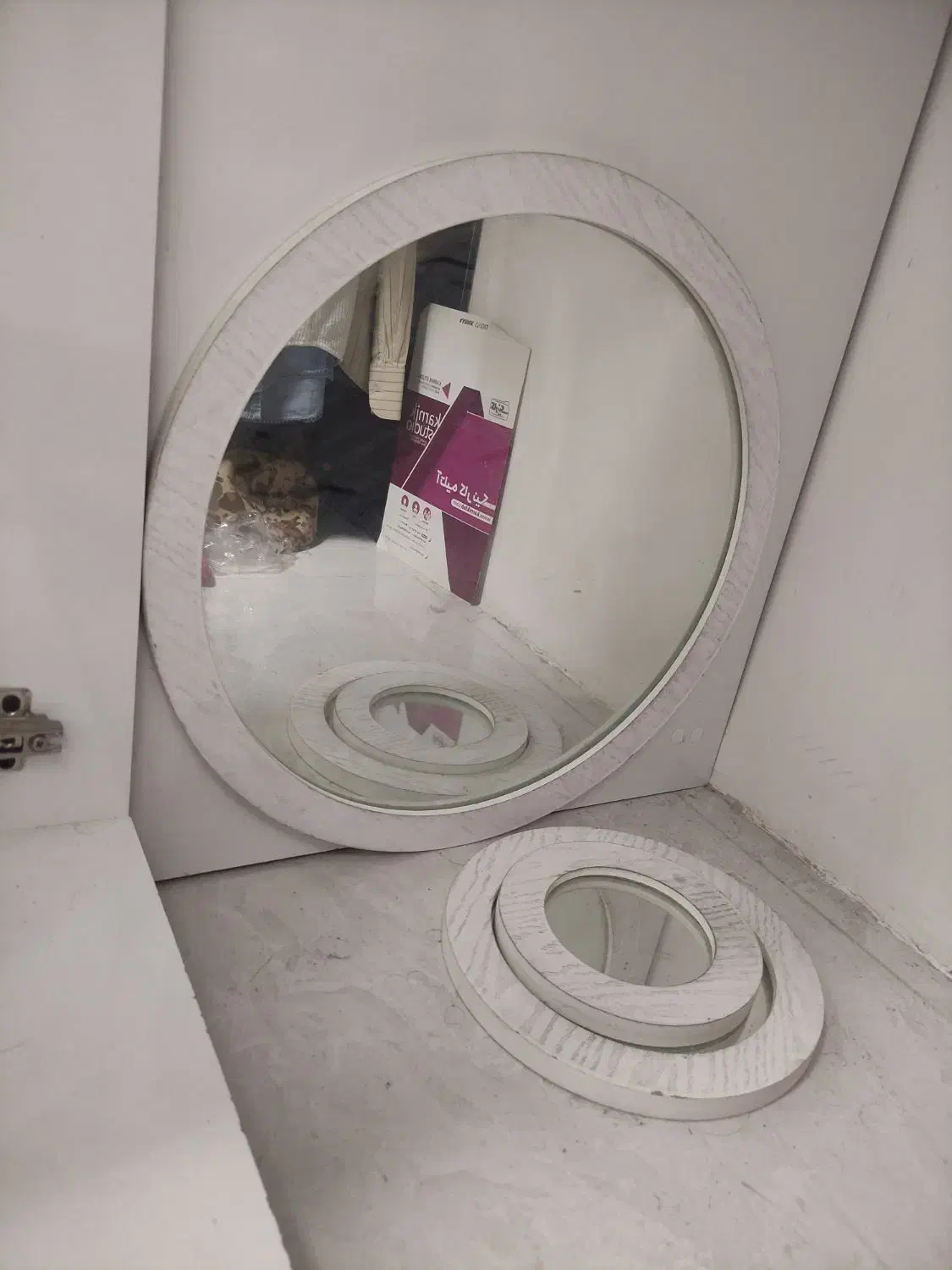 آینه سه تیکه|آینه|نیشابور, شهرک بهداری|دیوار