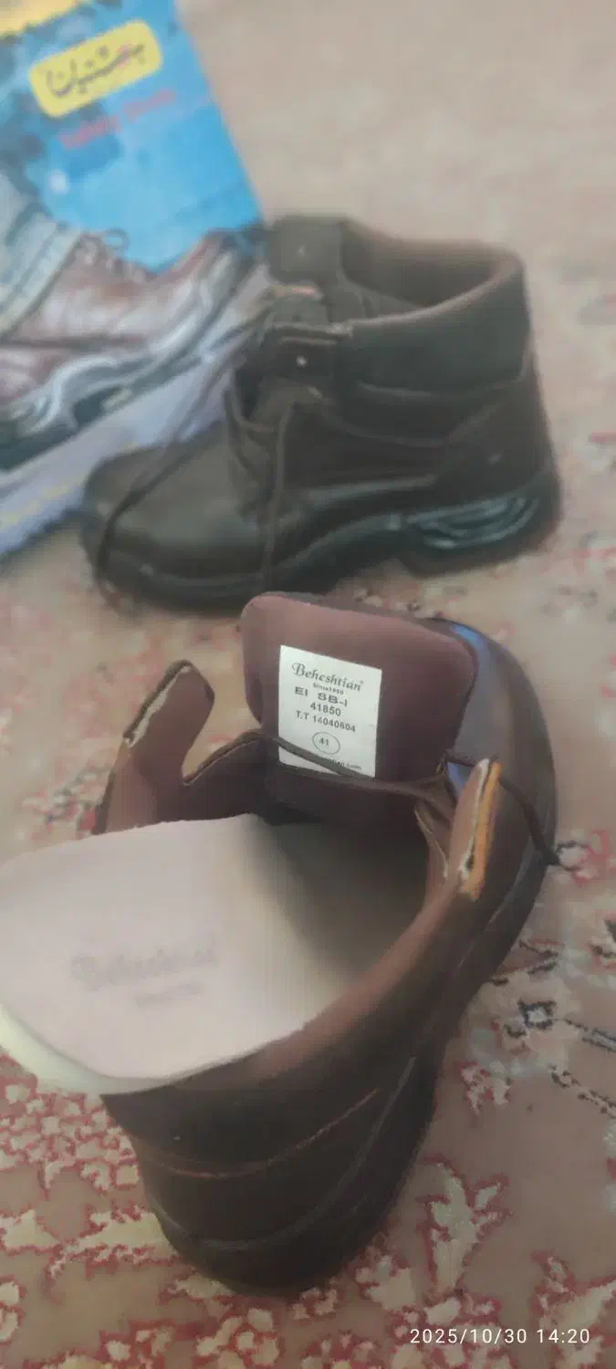 کفش کار نیم بوت .|کیف، کفش، کمربند|قلعه قاضی, |دیوار