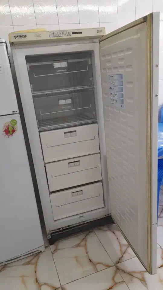 فریزر سالم با یک عدد میز تلویزیون|یخچال و فریزر|فولادشهر, C4|دیوار