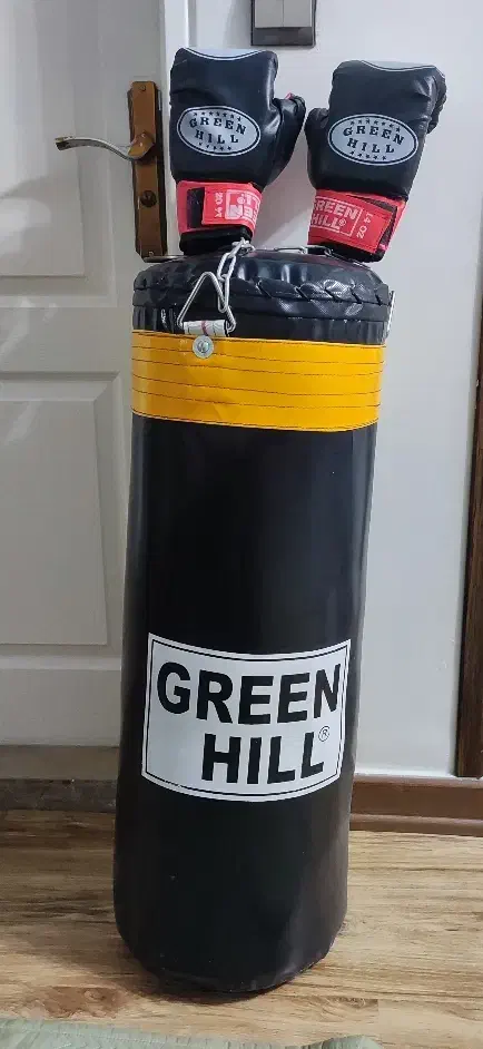 کیسه بوکس به همراه یک جفت دستکش|تجهیزات ورزشی|تهران, سلسبیل شمالی|دیوار