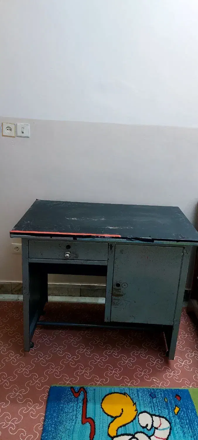 میز تحریر فلزی بزرگ و کوچک و تخت فرفوژه کودک|میز تحریر و کامپیوتر|خمینی‌شهر, |دیوار