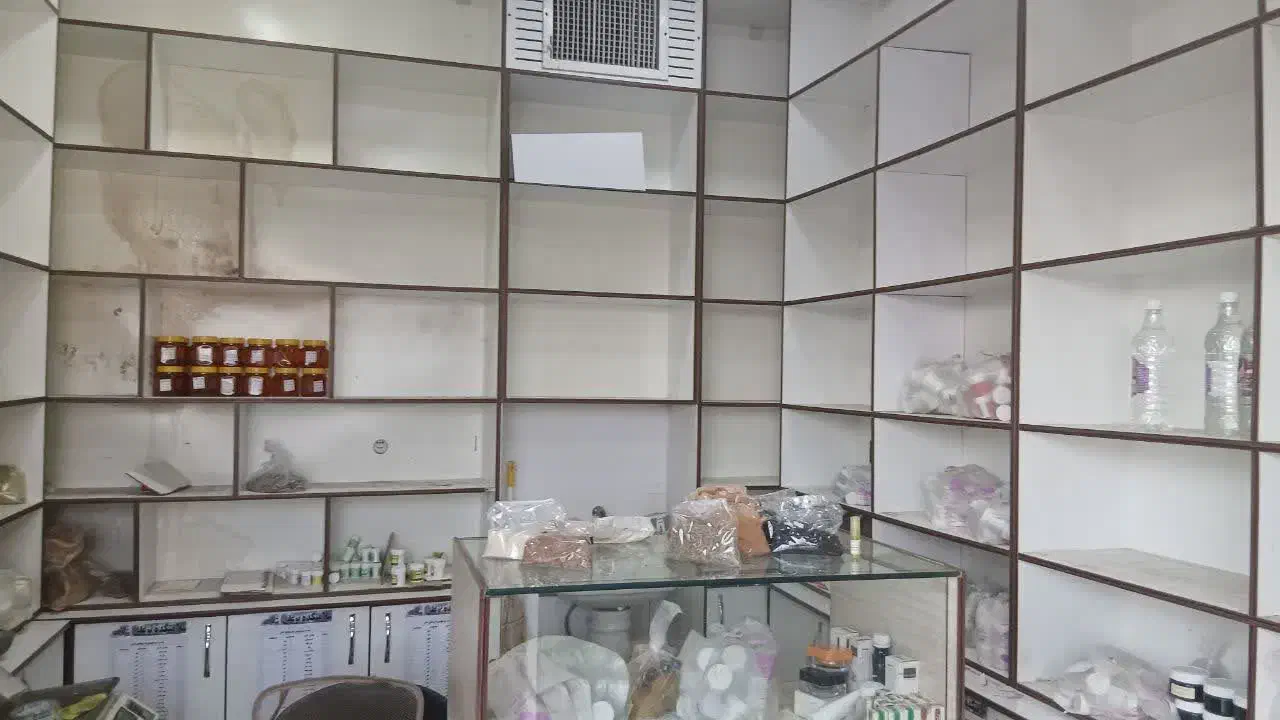 مغازه ۱۲ متری مناسب عطاری کافی نت|اجارهٔ مغازه و غرفه|قم, وادی السلام|دیوار