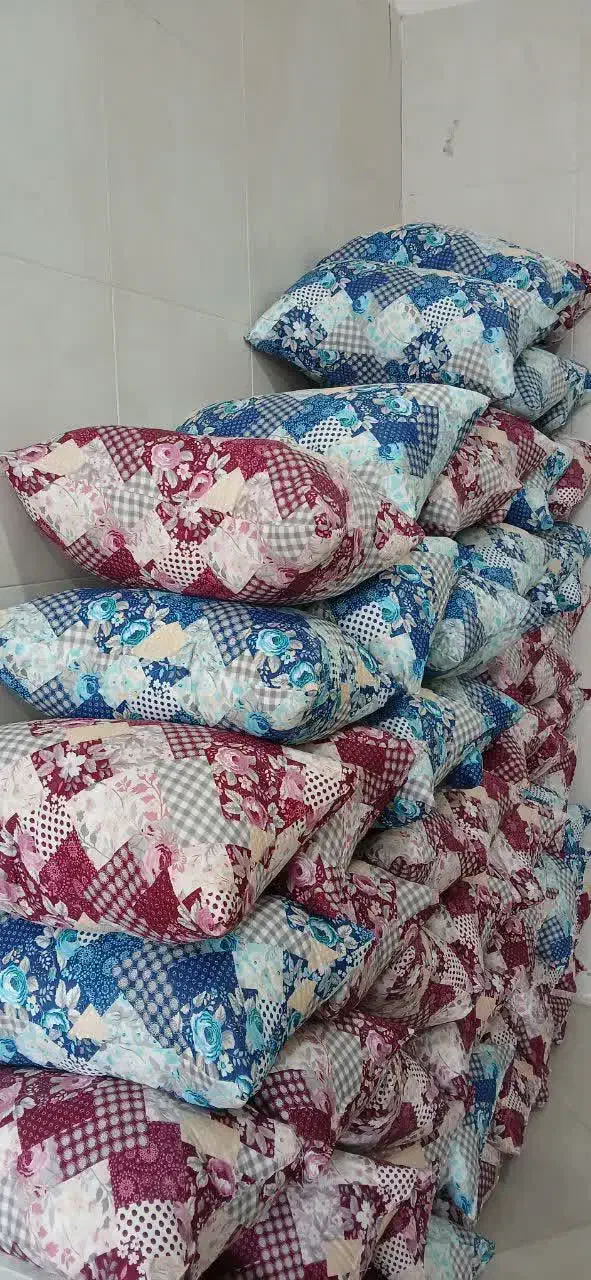 بالشت.|رختخواب، بالش، پتو|ملایر, |دیوار