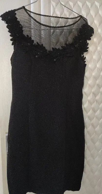 لباس مجلسی کارشده|لباس|رباط‌کریم, رباط‌کریم|دیوار