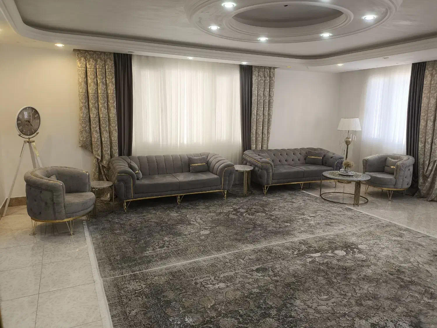 مبل چستر و عسلی پیانویی در حد نو|مبلمان خانگی و میز عسلی|سنندج, |دیوار