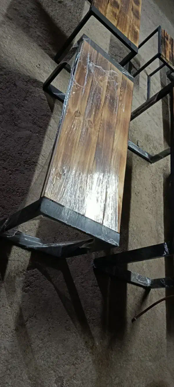 تعدادی نیمکت چوبی فلزی|صندلی و نیمکت|بهارستان, |دیوار