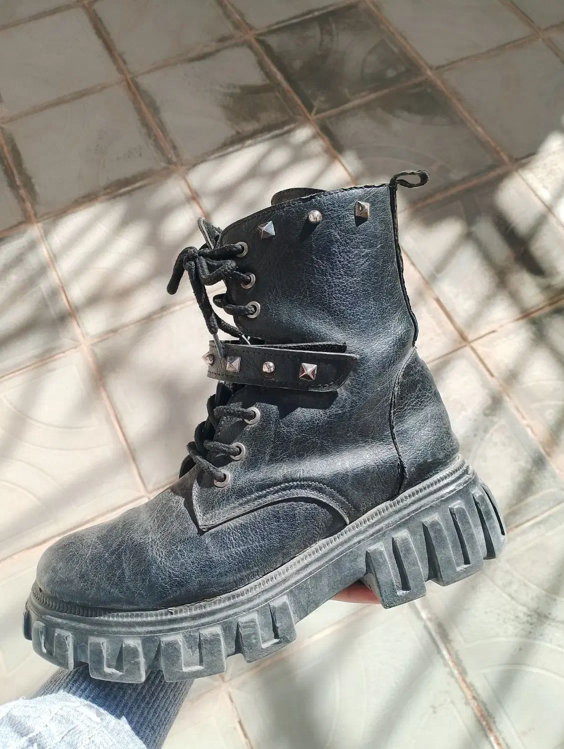 نیم بوت|کیف، کفش، کمربند|نیشابور, خط کاشمر|دیوار