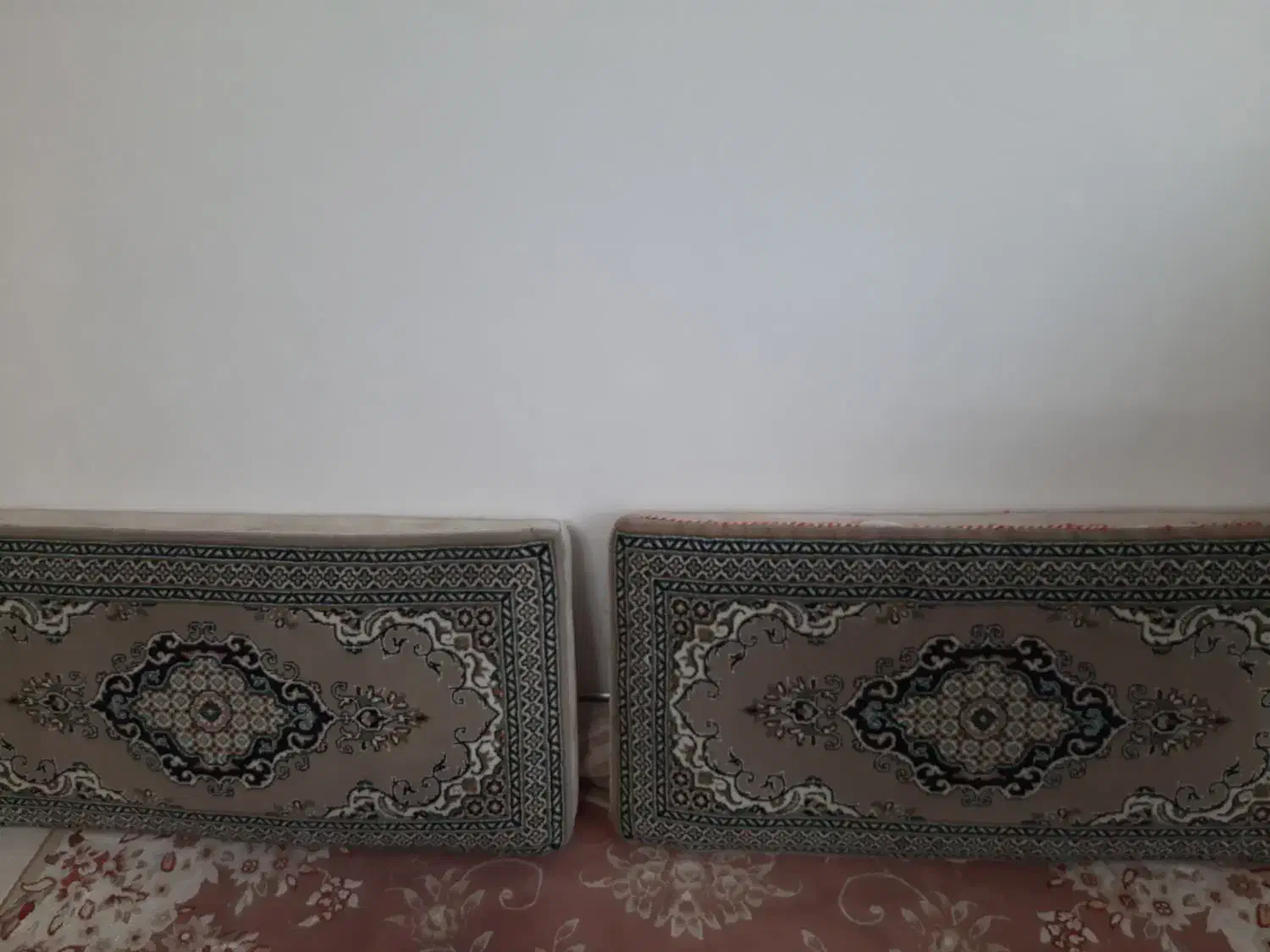 یک جفت پشتی|پشتی|قم, شاه سید علی|دیوار