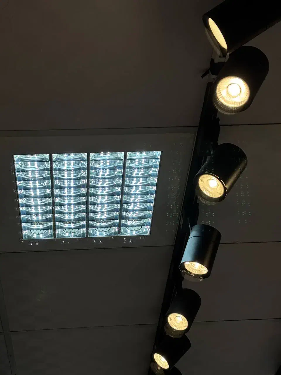 انجام کلیه امور برقکاری،خرده کاری،نصب تجهیزات برقی|خدمات پیشه و مهارت|رشت, معلم|دیوار