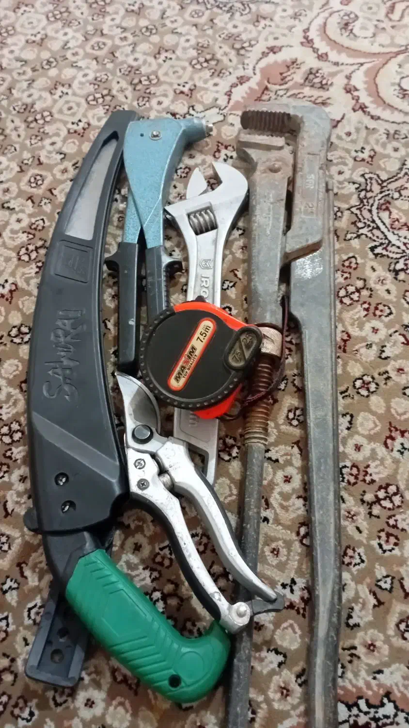 تعدادی وسایل صنعتی|ابزارآلات|شازند, |دیوار