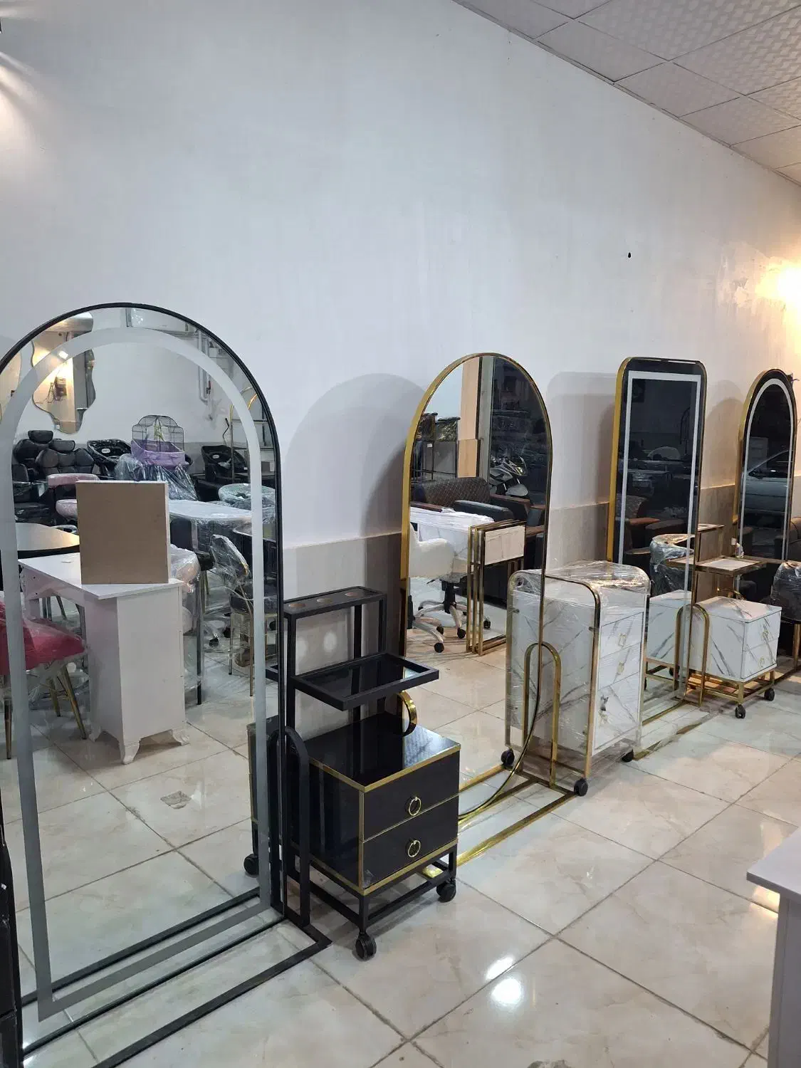 اینه پایه دار|آرایشگاه و سالن‌های زیبایی|رشت, امین الضرب|دیوار