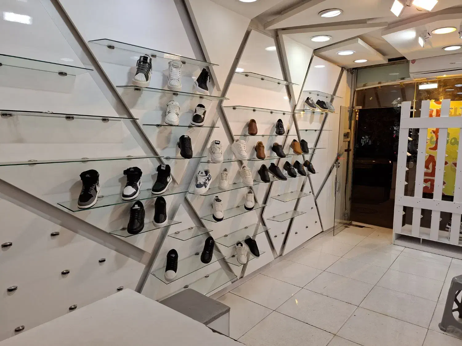 دکوراسیون کیف و کفش کتانی|فروشگاه و مغازه|قم, نیروگاه|دیوار