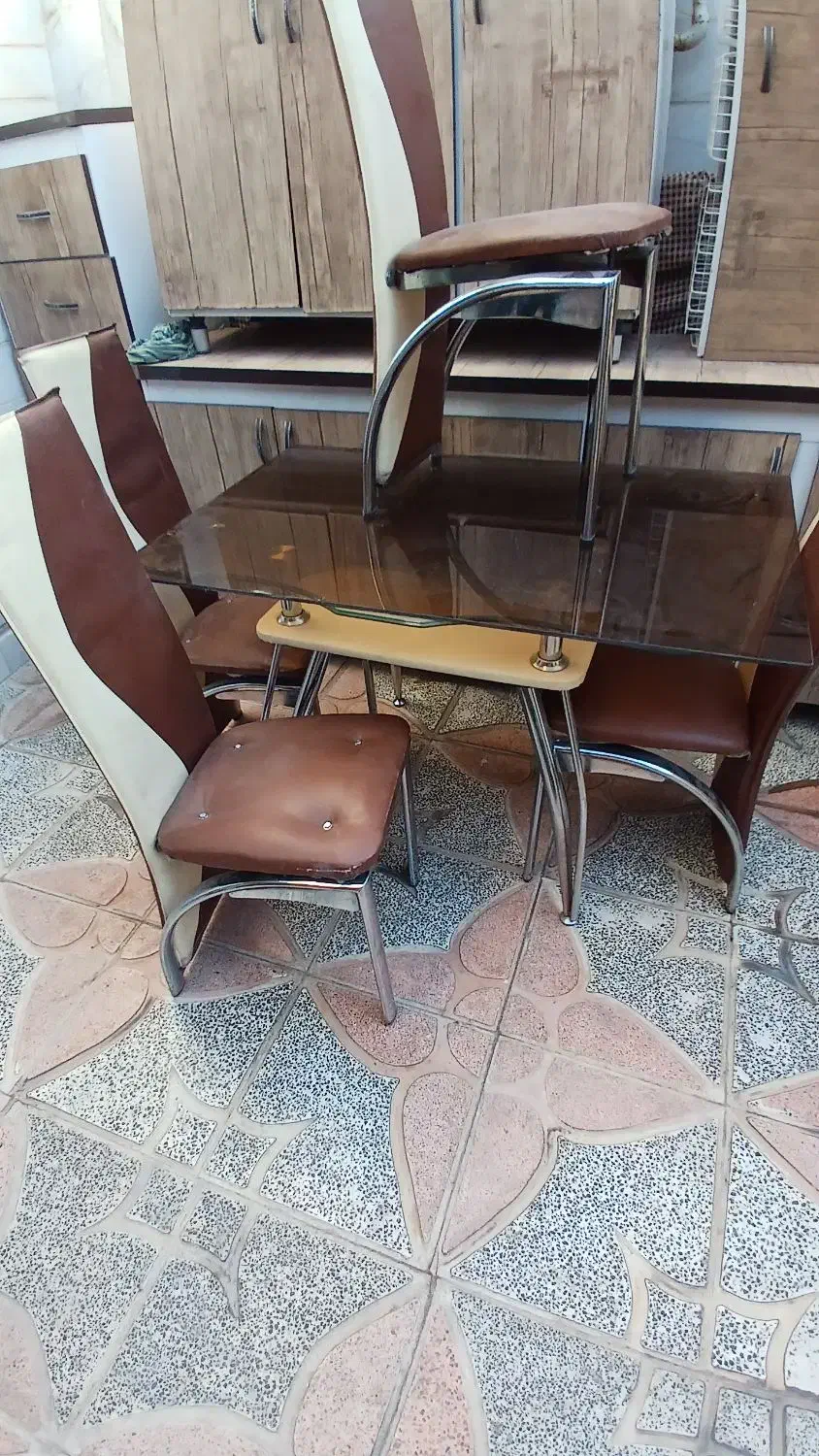 نهار خوری ۴ نفره درحد نونو سالم|میز و صندلی غذاخوری|اراک, |دیوار