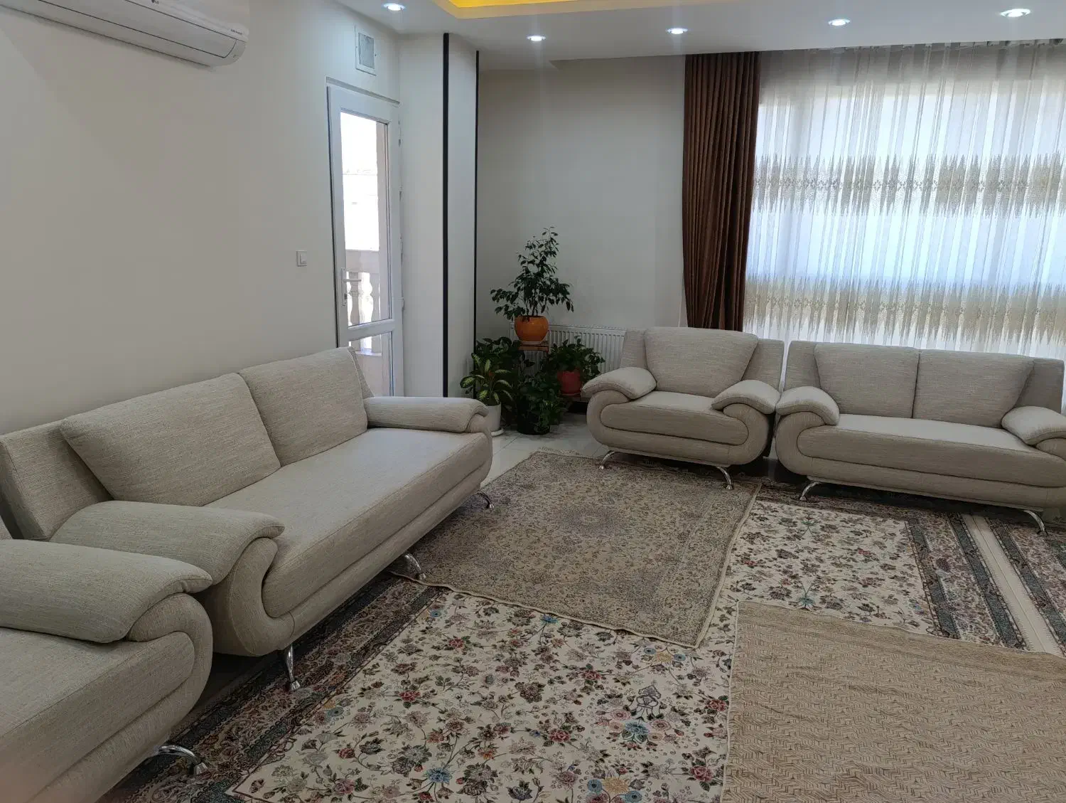 مبل کاملا نو|مبلمان خانگی و میز عسلی|شیراز, کوی زهرا|دیوار
