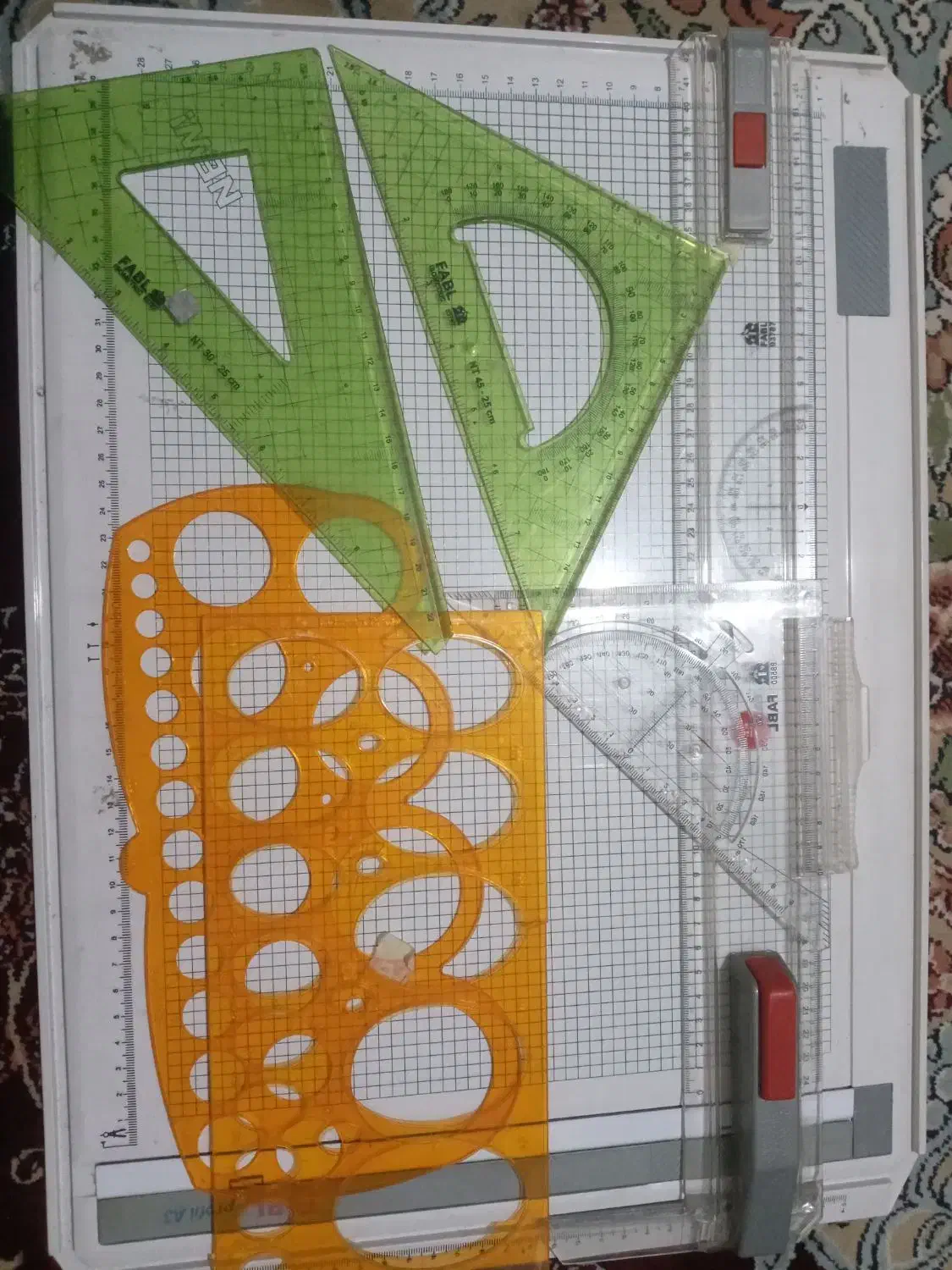 تخته رسم سالم با وسایل های اضافی|لوازم التحریر|اقبالیه, |دیوار