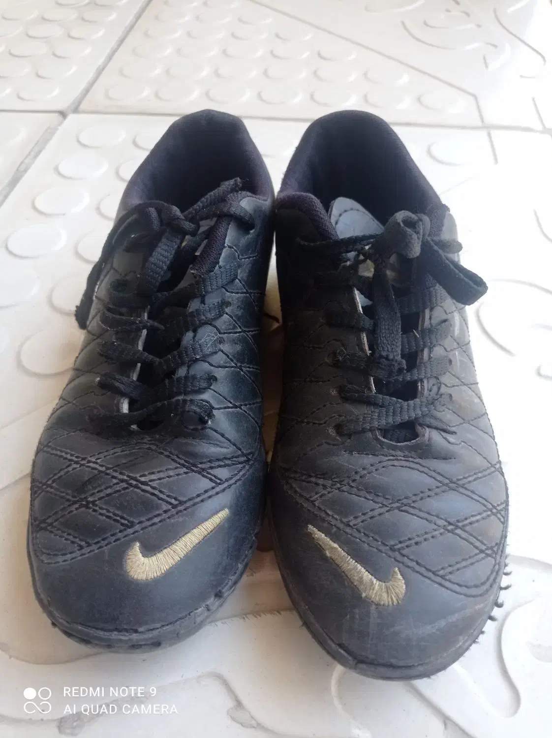 دو کفش یکی برای سالن یکی برای چمن|کیف، کفش، کمربند|بومهن, |دیوار