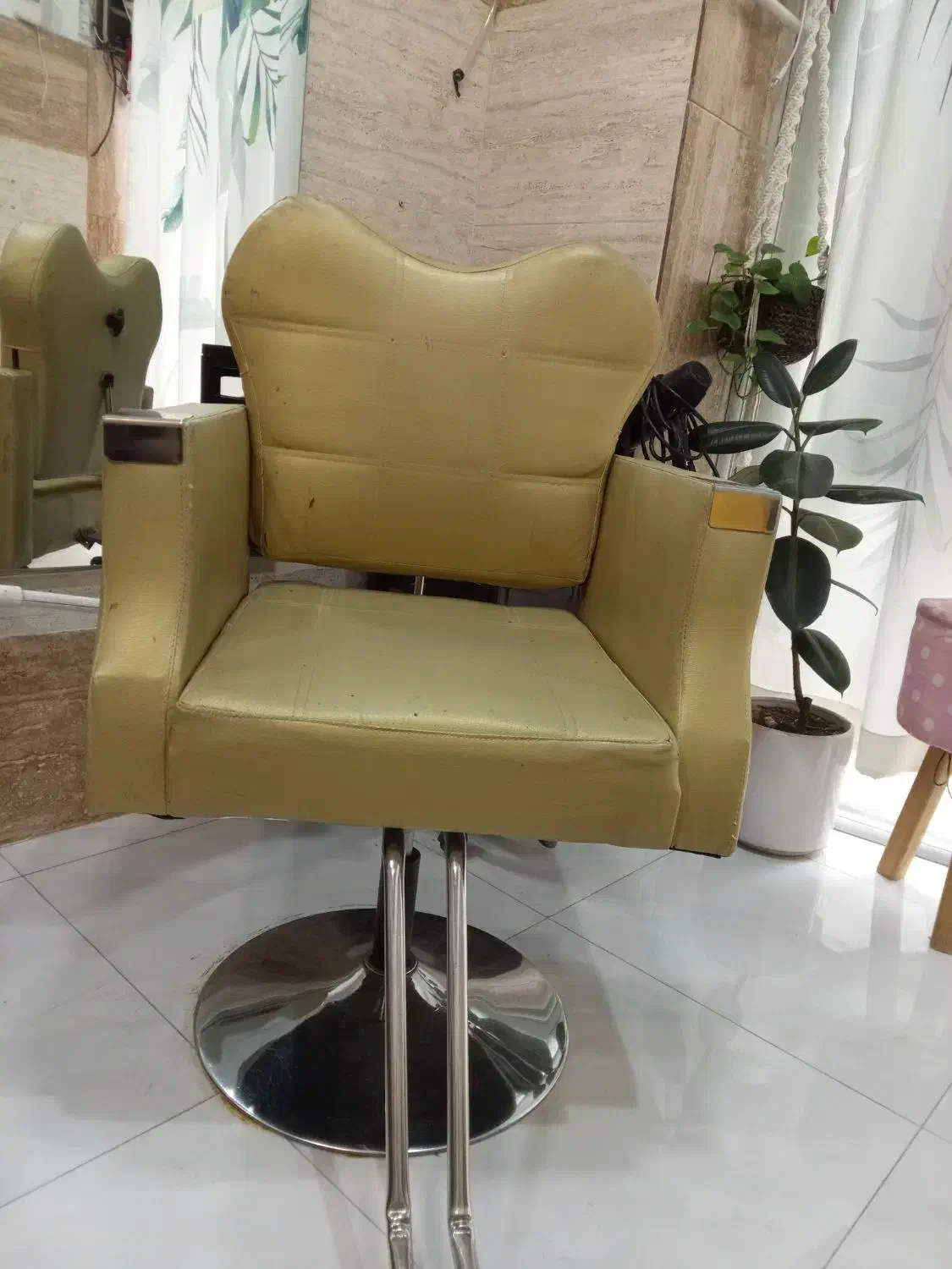 صندلی رنگ و کوتاهی کاملا سالم|آرایشگاه و سالنهای زیبایی|رشت, سیا اسطلخ|دیوار