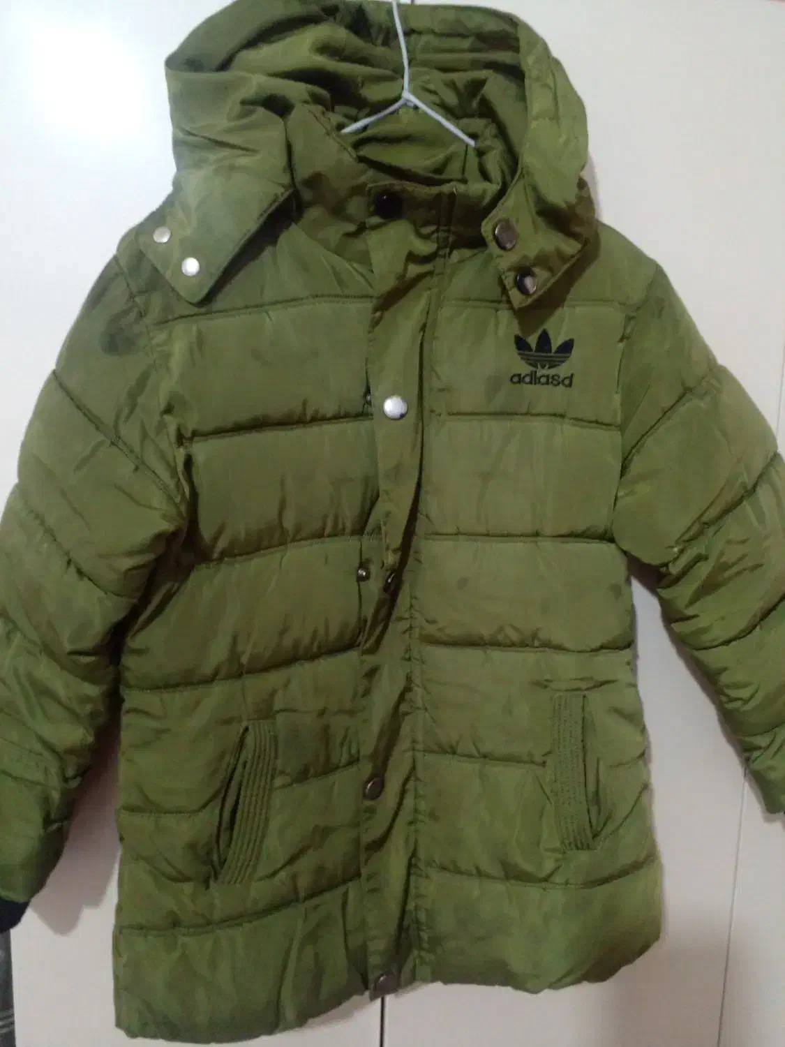 کاپشن|کفش و لباس بچه|بومهن, |دیوار