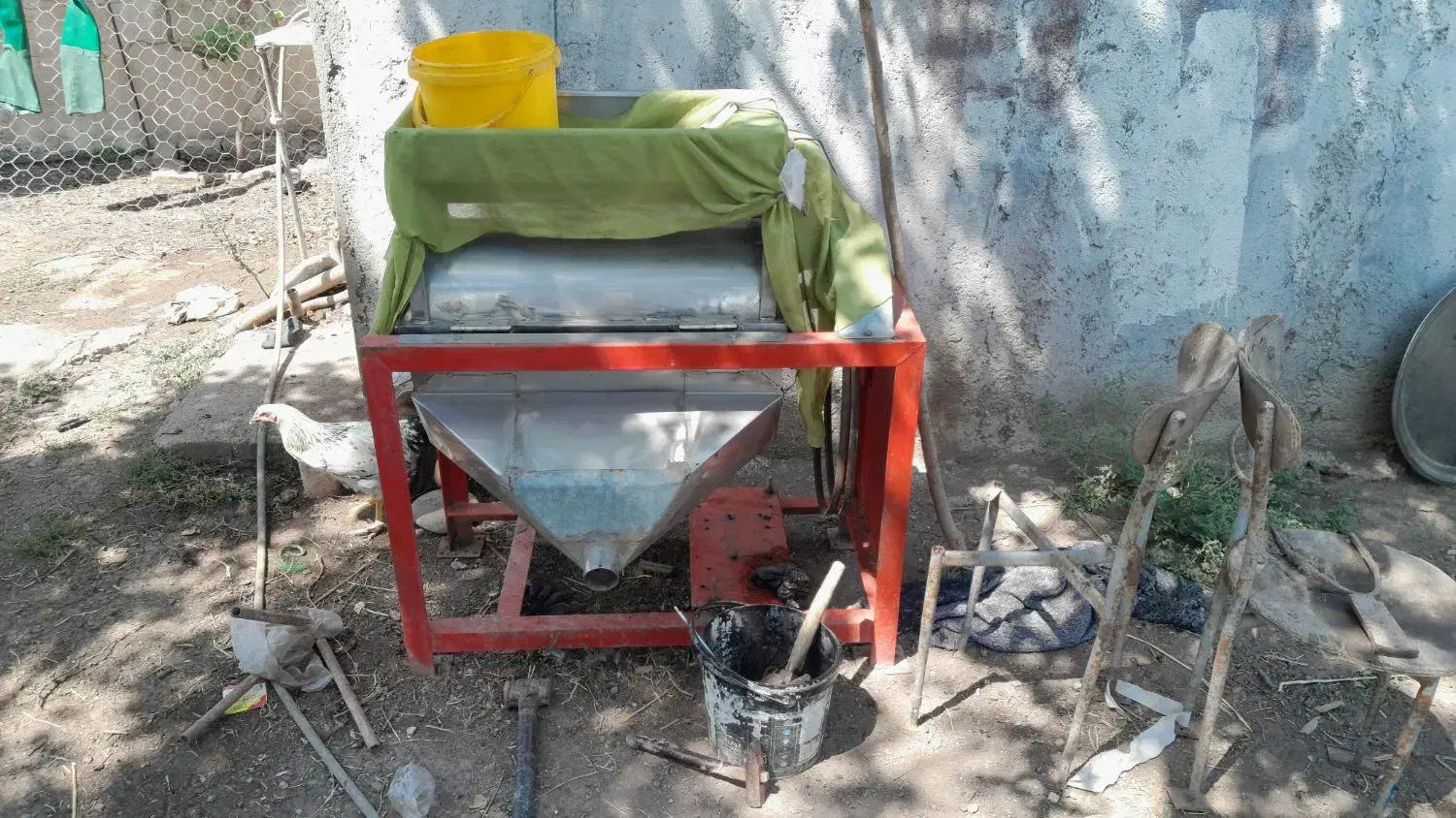 یک دستگاه آب گیر گوجه ، لیمو ، انگور و|ماشینآلات صنعتی|پارسآباد, |دیوار