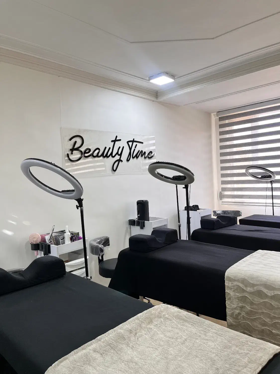 وسایل سالن زیبایی|آرایشگاه و سالن‌های زیبایی|اراک, |دیوار