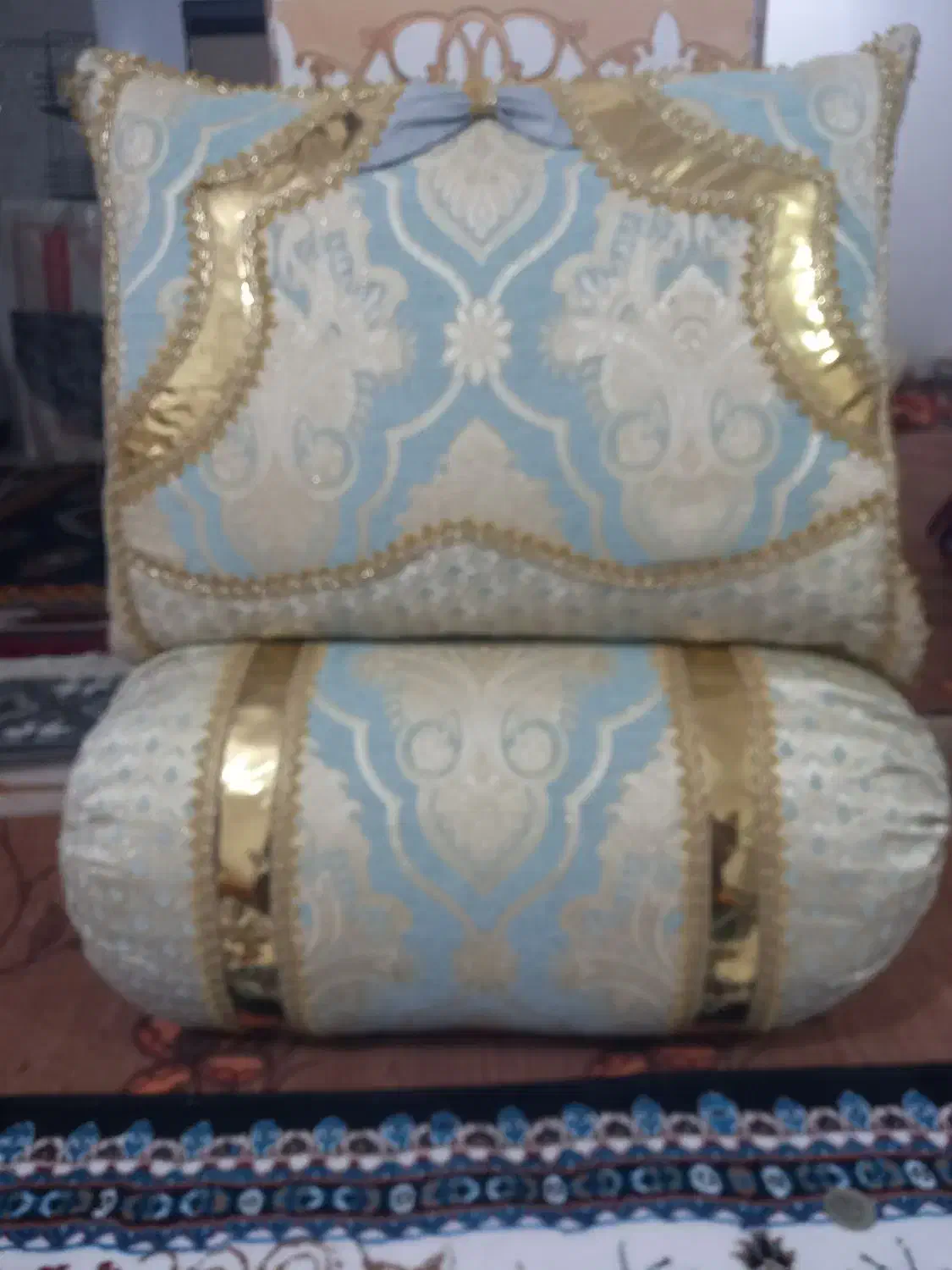 یک عددخلال سفید بزرگ توش وسیله خونه بود مثلا بالشت|اشیا|آزادشهر, |دیوار