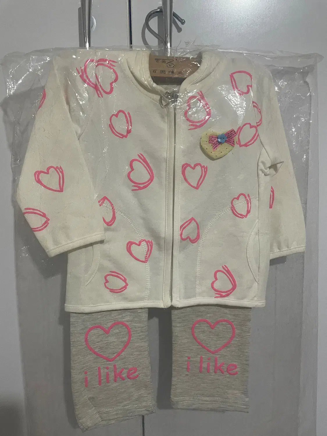 لباس کودک|کفش و لباس بچه|کیش, |دیوار