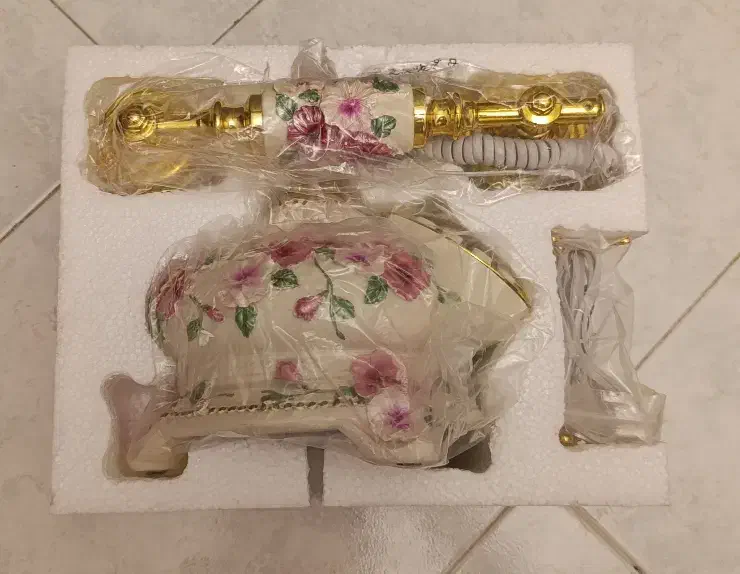 تلفن مدل قدیمی نقش برجسته طرح گل|تلفن رومیزی|تهران, جردن|دیوار