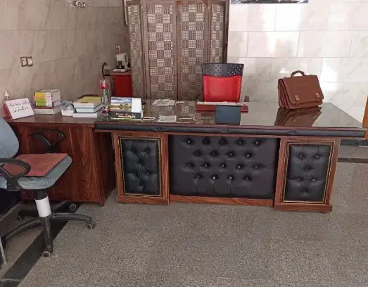 میز مدیریت و صندلی|دفتر کار|اندیشه, اندیشه فاز ۱|دیوار