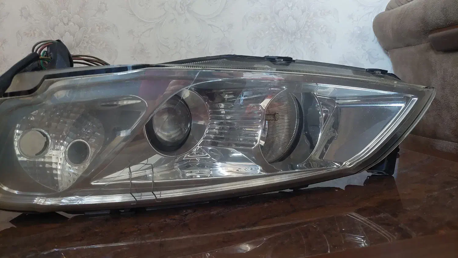 چراغ جلوی رانا|قطعات یدکی و لوازم جانبی|اهواز, کوی باهنر|دیوار