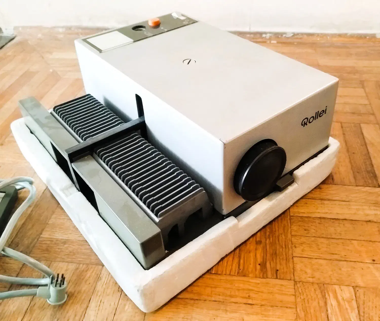 پروژکتور اسلاید آلمان/سنگاپور Rollei P350A - آنتیک|کلکسیون اشیاء عتیقه|تهران, ونک|دیوار