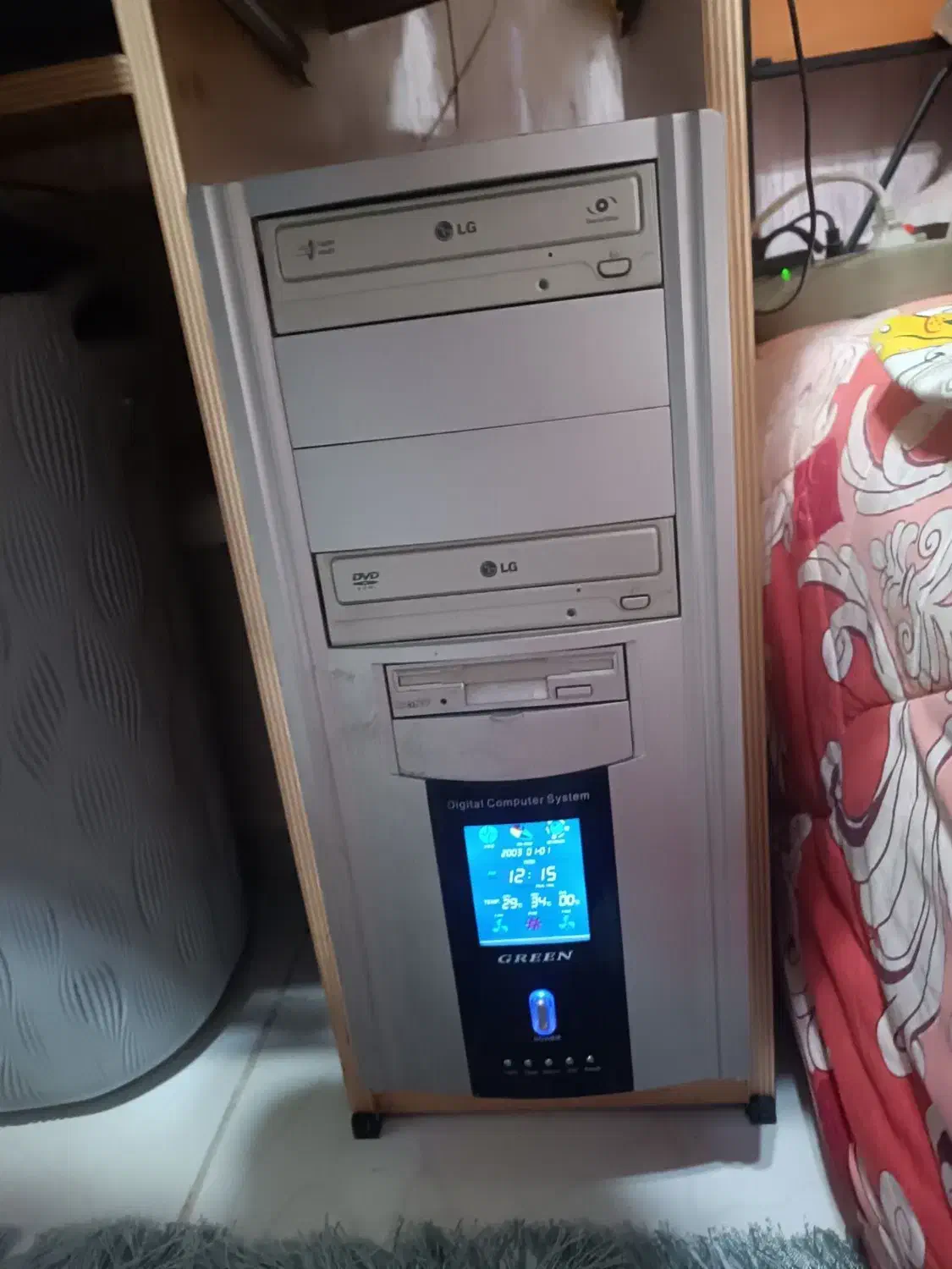 کامپیوتر به صورت کامل و میز|رایانه رومیزی|قزوین, |دیوار