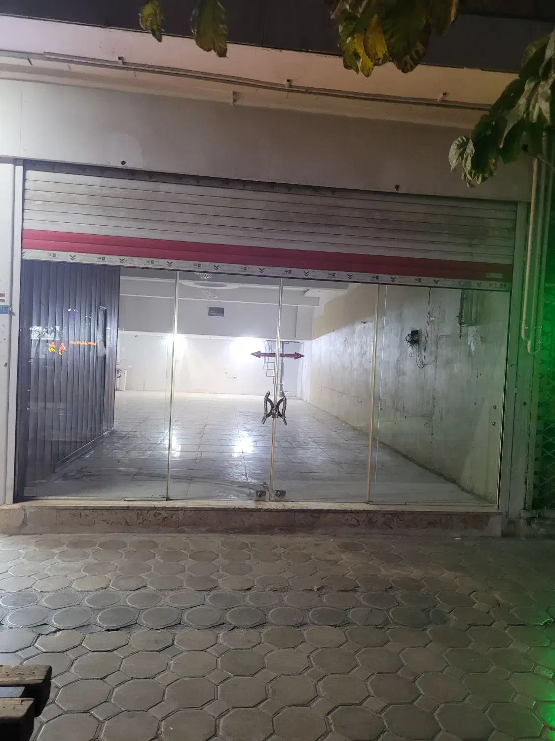 مغازه ۱۰۰ متری|اجارهٔ مغازه و غرفه|اصفهان, محمودیه|دیوار