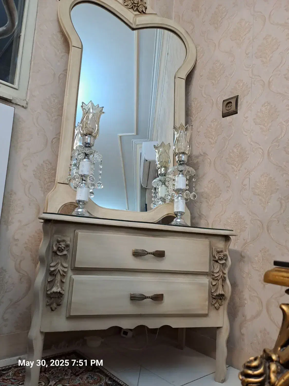 آیینه و شمعدان|آینه|ری, جوانمرد قصاب|دیوار