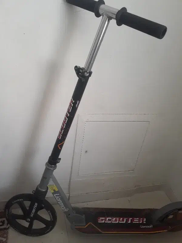 یک اسکوتر فقد و فقد ۳۰۰ تومن تخفیفم داریم|دوچرخه، اسکیت، اسکوتر|پرند, فاز ۶|دیوار