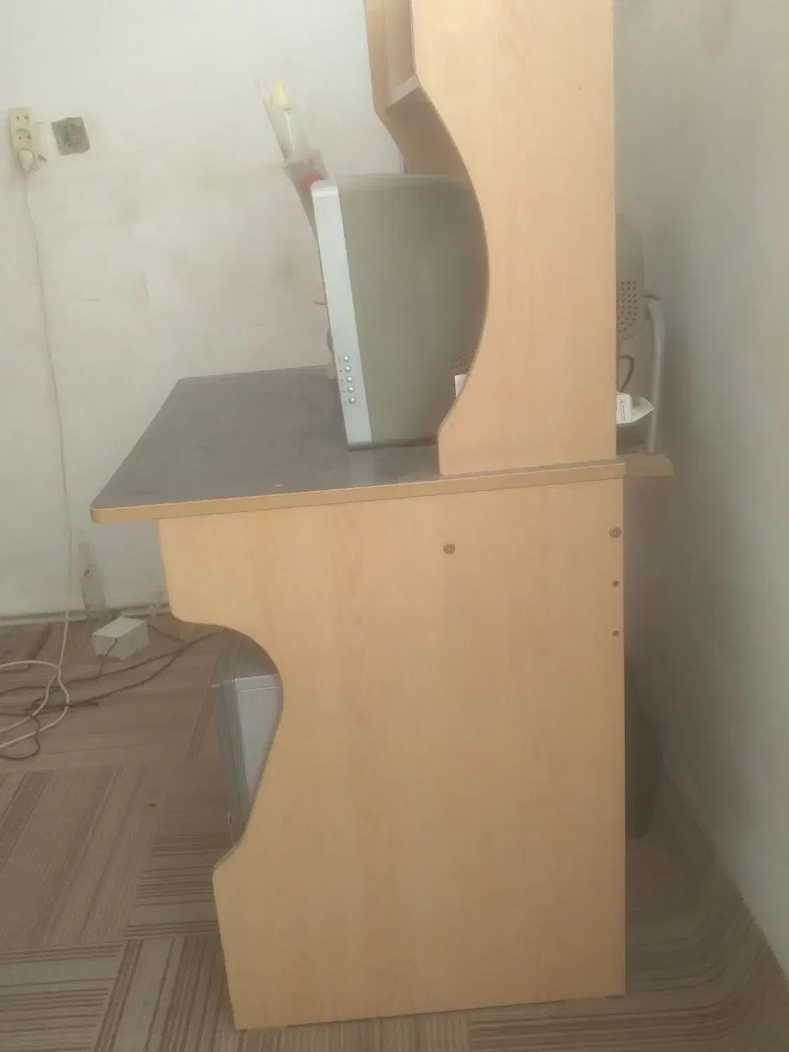 میز کامپیوتر در حد نو و کم کار.... فقط میز|میز تحریر و کامپیوتر|بجنورد, |دیوار