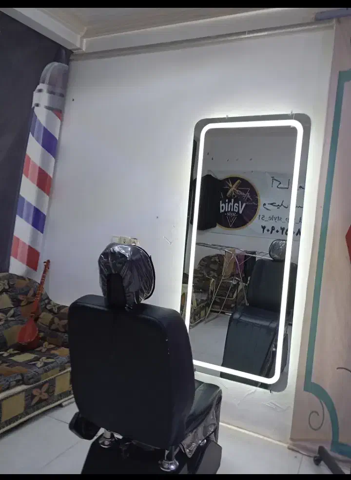 آینه قدی نو و صندلی|آرایشگاه و سالن‌های زیبایی|سنندج, |دیوار