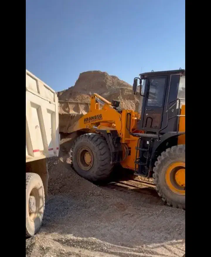 خاکبرداری،شفته،مصالح شن آجر با نازلترین قیمت|خدمات حمل و نقل|زرند, |دیوار